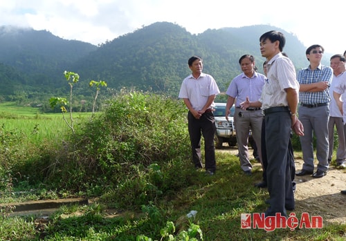  Khảo sát mương thủy lợi thuộc công trình thủy lợi Minh Châu, xã Tri Lễ