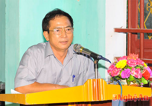 Đồng chí Đinh Văn Thị phó chủ tịch UBND thị tra lời cứ tri