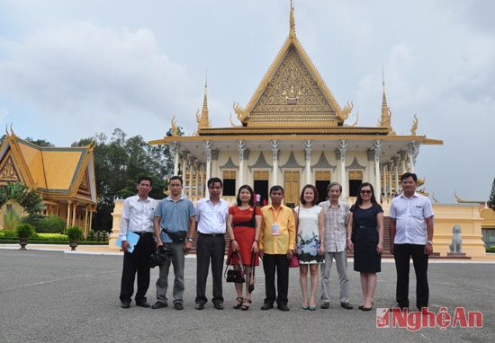 Đoàn công tác báo chí tại Hoàng Cung Camphuchia.