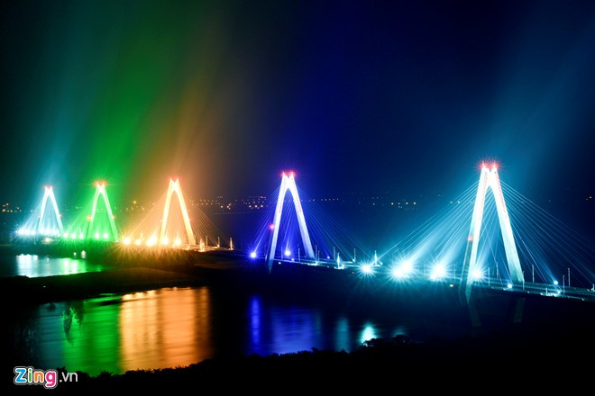 Cầu được chiếu sáng 5 màu sắc khác nhau với 5 nhịp cầu chính rực sáng cả một khúc sông. Cầu Nhật Tân là một phần trong tổng dự án đường vành đai 2, tuyến giao thông đường bộ nội đô khép kín của Hà Nội có tổng chiều dài là 43,6 km.