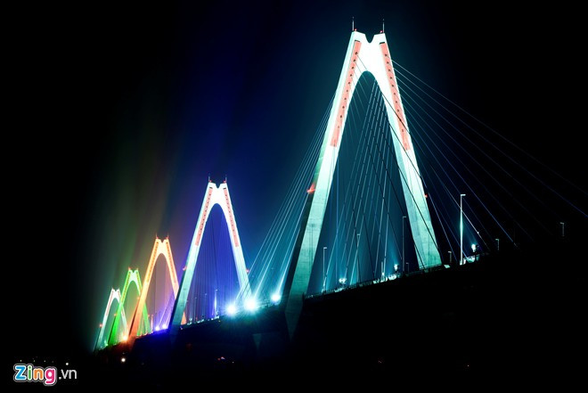 Cây cầu được thắp sáng bằng đèn công suất lớn từ 19h đến 22h hàng ngày, mỗi nhịp cầu được chiếu sáng bởi 6 đến 12 ngọn đèn xếp dọc trên thành cầu.