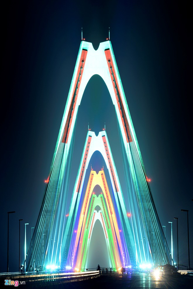 5 nhịp cầu sắc màu khổng lồ xếp dọc theo trục cầu tạo ra một hình ảnh rực rỡ trong đêm.