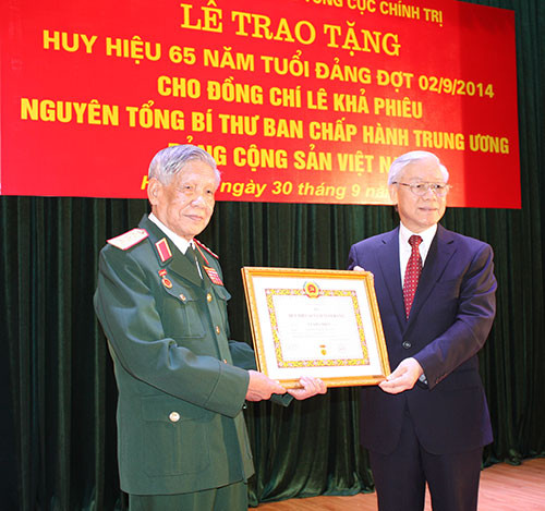 Tổng Bí thư Nguyễn Phú Trọng phát biểu và trao Huy hiệu 65 năm tuổi Đảng tặng đồng chí Lê Khả Phiêu,