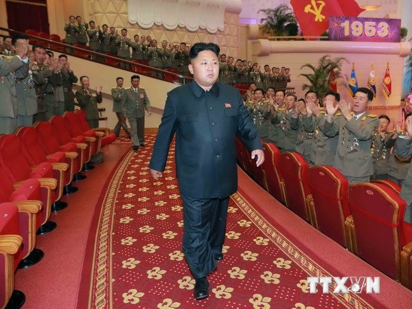 Nhà lãnh đạo Triều Tiên Kim Jong-Un (giữa) tham dự buổi biểu diễn hòa nhạc tại Nhà hát Nhân dân ở thủ đô Bình Nhưỡng ngày 28/7. (Nguồn: AFP/TTXVN)