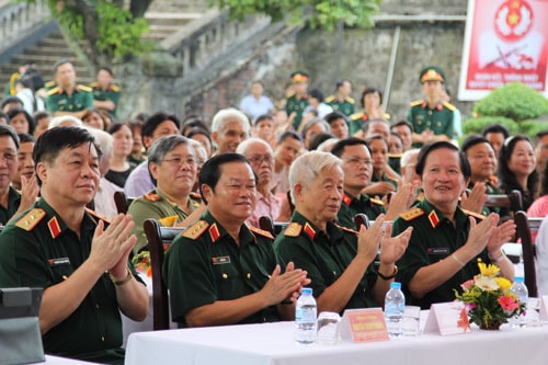 Các đại biểu tham dự triển lãm “Đại tướng Lê Trọng Tấn - Cuộc đời và sự nghiệp”.