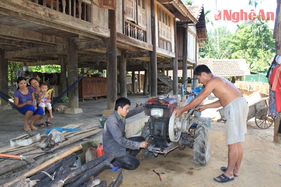 Tất cả hộ dân vùng đá đỏ tích cực sản xuất, chăn nuôi. Trong ảnh gia đình anh Lang Văn Dướng- bản Bình 2, mua máy cày vừa làm đất gần 1 hécta và cày thuê cho nhiều hộ trong xã