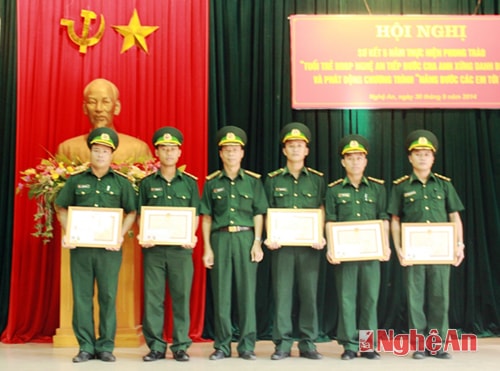 Tặng bằng khen cho các tập thể có thành tích cao trong phong trào tiếp bước cha anh xứng danh bộ đội Cụ Hồ.