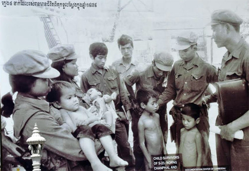  Bức ảnh bộ đội Việt Nam cứu sống các cháu nhỏ - ảnh trưng bày khổ lớn ngoài trời, luôn được mọi người chú ý.