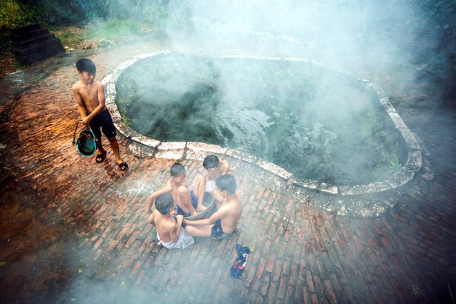 Lũ trẻ bên giếng hình bàn chân tại xóm Mát, thôn Yên Duyệt, xã Tốt Động.