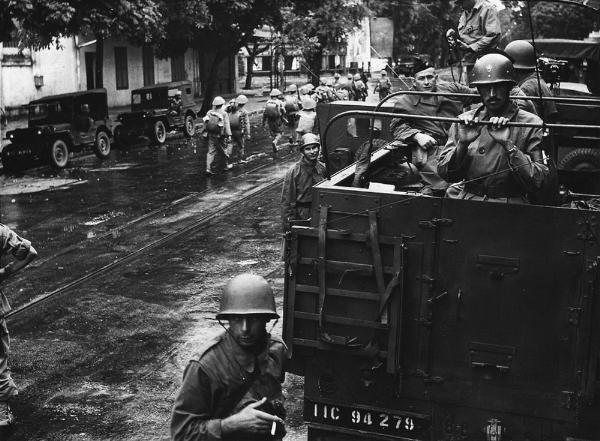 Lính Pháp lục tục lên xe trong khi các đơn vị Việt Minh đã xuất hiện ở Hà Nội.