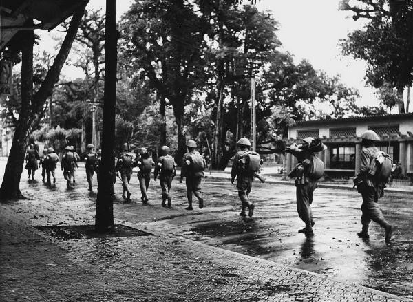 Các chiến sĩ di chuyển trên phố Hàng Khay.