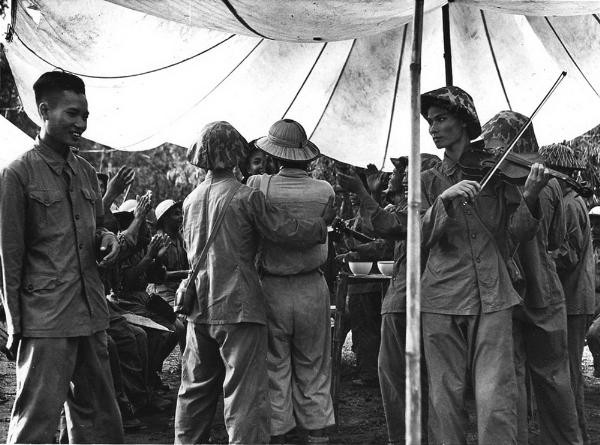 Các chiến sĩ Việt Minh liên hoan văn nghệ mừng chiến thắng.