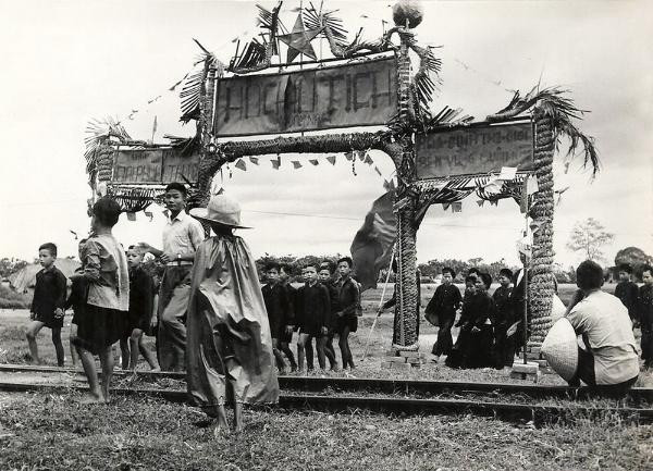 Cổng chào được dựng lên để chào đón lực lượng Việt Minh.