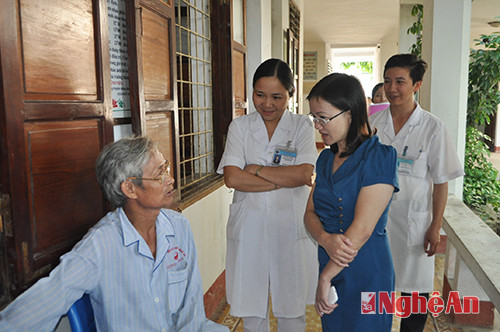 Đoàn giám sát thăm hỏi chất lượng điều trị của bệnh viện qua benehj nhân
