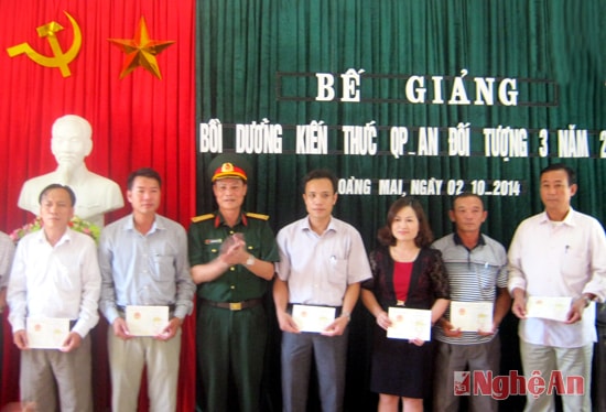 Đại tá Trần Văn Hùng - Phó chỉ huy tham mưu trưởng BCHQS Tỉnh trao chứng chỉ cho học viên xuất sắc