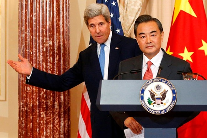 Ngoại trưởng Mỹ John Kerry (trái) và ông Vương Nghị tại trụ sở Bộ Ngoại giao Mỹ ở Washington. Ảnh: Reuters