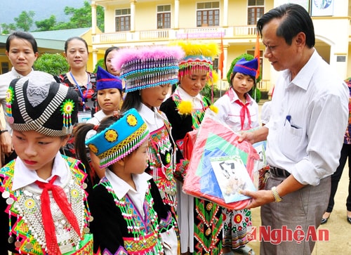 Tặng quà cho học sinh Trường THCS Tri Lễ (Quế Phong) đầu năm học mới. Ảnh: Trần hải