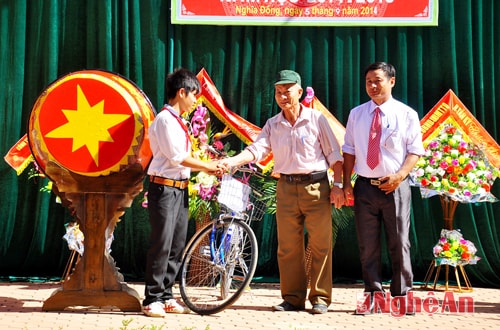 Nhà trường, Hội Phụ huynh tặng xe đạp cho em Nguyễn Hữu Công (lớp 9B, Trường THCS Nghĩa Đồng, Tân Kỳ) vì thành tích vượt khó, học giỏi.