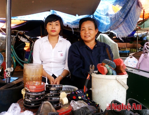 Chị Ngô Thị Việt cùng con gái.