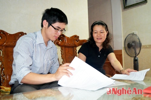 Cán bộ Quỹ TDND xã Nghi Xuân (Nghi Lộc) làm thủ tục gửi tiết kiệm cho khách hàng. Ảnh: Phương Chi
