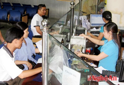 Giao dịch tại Ngân hàng Agribank Chi nhánh Thành phố Vinh. Ảnh: Quỳnh Lan