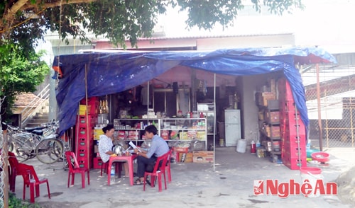 Sau khi bị phá ốt, hiện gia đình bà Vạn dựng lán trên đất lưu không.