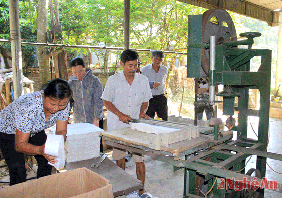 Để phục vụ nghề hương trầm, nhiều gia đình mua máy cắt giấy, nâng cao năng suất sản phẩm. Trong ảnh- Gia đình anh Đoàn Doãn Thắng- Khối 1, Thị trấn Tân Lạc được dự án Poris hỗ trợ 14 triệu đồng mua máy cắt giấy cuốn hương. Ngoài phục vụ cho gia đình, anh còn giúp hàng trăm hộ khác cắt giấy cuốn hương trầm