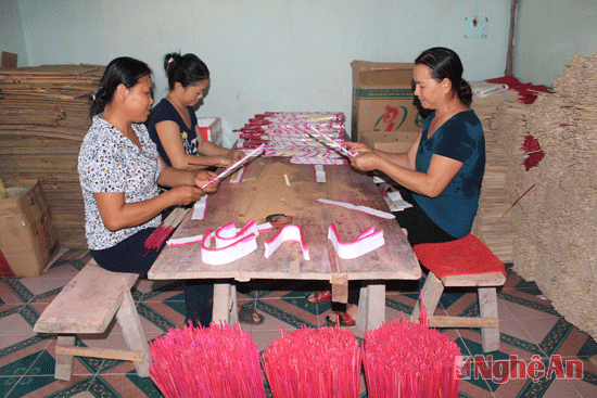 Từ đầu tháng 9 Âm lịch, các gia đình bắt đầu cuộn hương trầm phục vụ Xuân Ất Mùi 2015