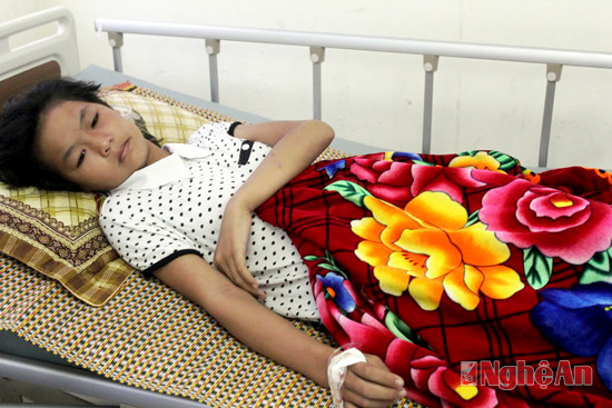 Em Võ Thị Ánh người thoát nạn trong vụ đuối nước đang điều trị tại bệnh viện