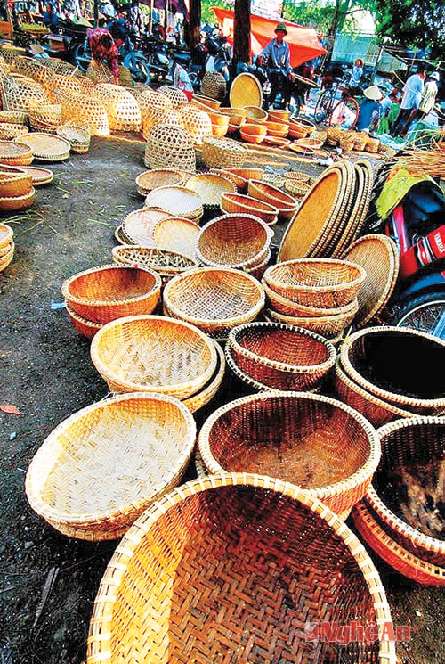l Bán rổ, rá.