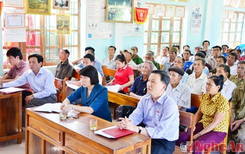 Các đại biểu và cử tri tham dự buổi tiếp xúc cử tri