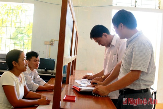 Kiểm tra quân số tại văn phòng “một cửa” UBND xã Châu Tiến 