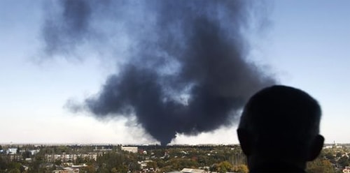 Khói bốc lên từ các cuộc giao tranh giữa quân đội Ukraina và quân ly khai tại sân bay Donetsk / Ảnh: Darko Vojinovic