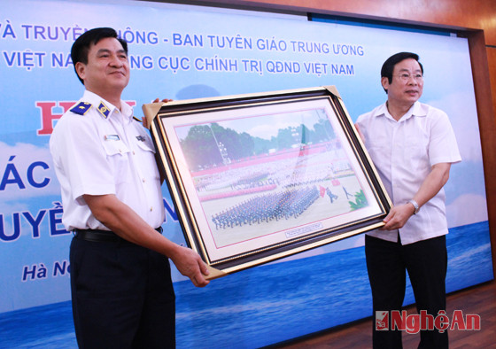 Đồng chí Nguyễn Bắc Son – Bộ trưởng Bộ TT&TT tặng 1 bức ảnh do mình chụp cho Cảnh sát biển Việt Nam