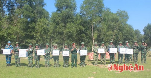 Thiểu tướng Nguyễn Văn Hiếu - Phó tham mưu trưởng Quân khu tặng quà cho các đơn vị thực binh 6060.