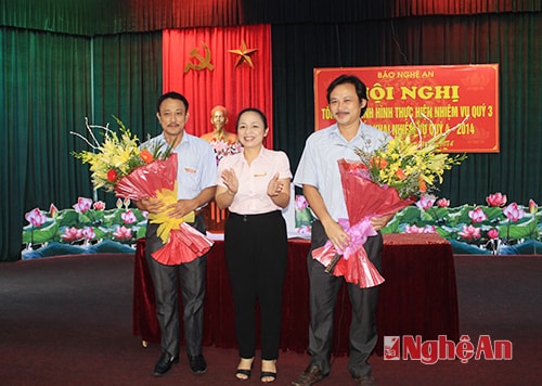 Đồng chi Phạm Thị Hồng Toan- Tổng biên tập, tặng hoa chúc mừng các đồng chí được bổ nhiệm Trưởng, phó phòng chuyên môn