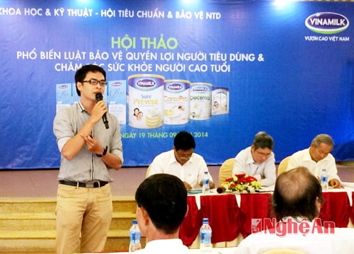 Ông Nguyễn Trường Song Pha - Trưởng ban nhãn hiệu trao đổi với người tiêu dùng về sản phẩm sữa tiệt trùng Flex không Lactoza