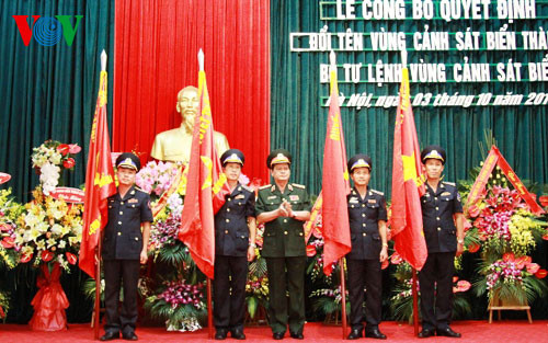 Thứ trưởng Nguyễn Thành Cung trao Quân kỳ Quyết thắng cho Bộ Tư lệnh Vùng Cảnh sát biển