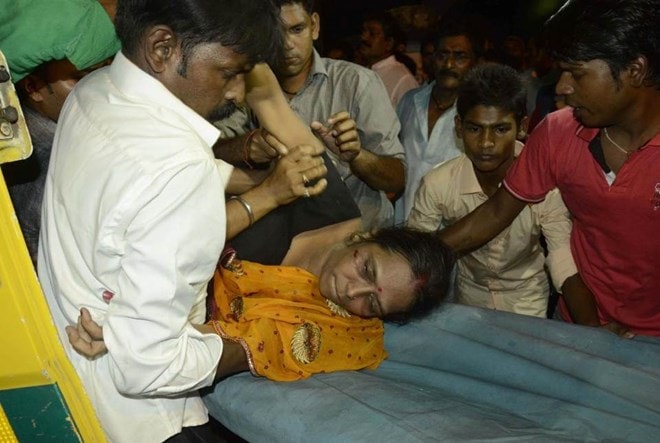 Một phụ nữ được chăm sóc sau vụ giẫm đạp ở Ấn Độ (Nguồn: AFP)