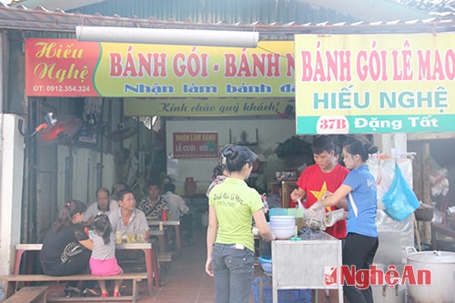 Hàng bánh gói nổi tiếng trên đường Đặng Tất.