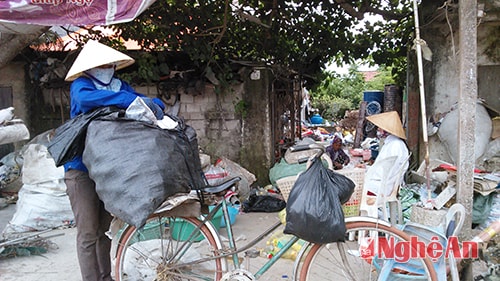 Phụ nữ xã Quỳnh Yên (Quỳnh Lưu) với nghề ve chai.