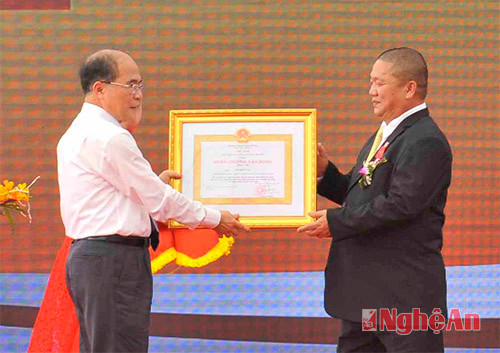  Chủ tịch QH Nguyễn Sinh Hùng trao Huân chương lao động hạng nhì cho ông Lê Phước Vũ