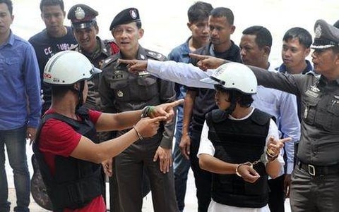 Hai người Mymanmar được đưa ra đảo Koh Tao để dựng lại hiện trường (Ảnh Reuters)