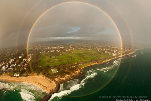 Cầu vồng hình tròn với những dải màu đặc trưng. Ảnh: Colin Leonhardt/Birdseye View Photography