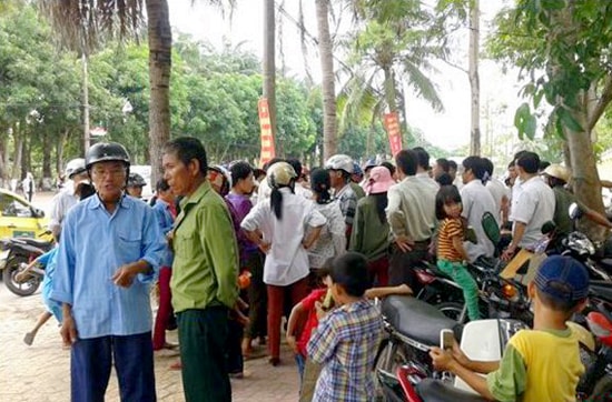 Một số phụ huỵnh làng Văn Hà đưa con em đến UBND tỉnh phản đối sáp nhập điểm trường lẻ về trường chính.