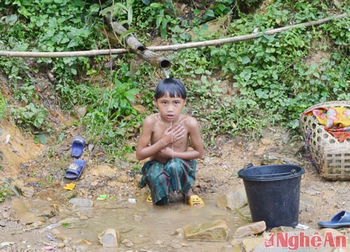 Là xã có khí hậu khắc nghiệt, ít khe suối nên người dân vùng núi xao Keng Đu phải sống trong cảnh thiếu nước sinh hoạt. Trên con đường từ xã Đoọc Mạy vào Keng Đu, người phải tìm đến các khe núi để lấy nước,