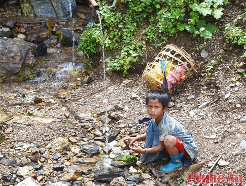 Hơn 92% người dân trong xã Keng Đu là người Khơ Mú, tỷ lệ hộ nghèo lên đến 72,4%. Việc thiếu nước sinh hoạt ảnh hưởng rất lớn đến cuộc sống của người dân xã Keng Đu.