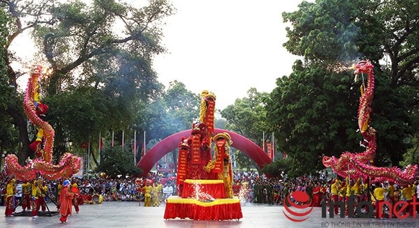 Liên hoan múa Rồng Hà Nội được diễn ra vào chiều ngày 4/10 tại khu vực chân tượng đài Lý Thái Tổ (Quận Hoàn Kiếm – Hà Nội). Liên hoan năm nay được tổ chức với sự góp mặt của 25 đội thi đến từ khắp các quận, huyện trong địa bàn thành phố Hà Nội.