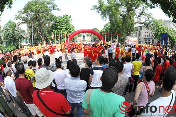 Những màn trình diễn độc đáo, ấn tượng mà chỉ trong những dịp lễ lớn người dân Thủ đô mới có dịp được chứng kiến.
