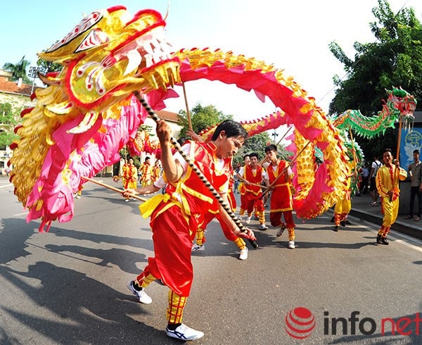 Sau khi kết thúc phần thi, từng nhóm lần lượt diễu hành xung quanh Hồ Gươm để tiếp tục phục vụ nhân dân.